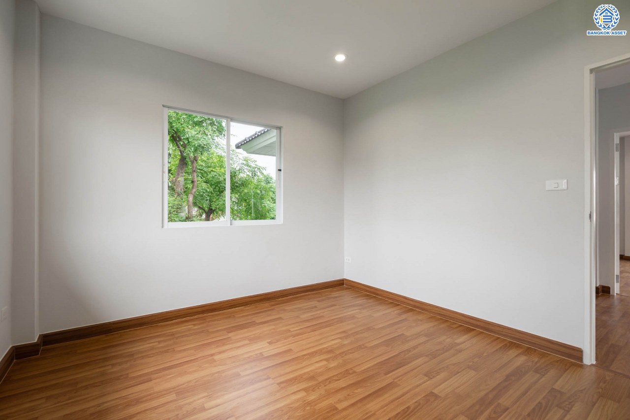 บ้านมือสองตกแต่งใหม่ ม.มณีรินทร์พาร์ค รัตนาธิเบศร์-ท่าอิฐ แบรนด์ Property Perfect เนื้อที่ 66.2 ตร.ว. ฟังก์ชัน 3 ห้องนอน 4 ห้องน้ำ 1 ห้องอเนกประสงค์ จอดรถได้ 2 คัน บนทำเลศักยภาพ เชื่อมต่อทั้ง ถนนรัตนาธิเบศร์ และถนนราชพฤกษ์ ใจกลาง 2 เซ็นทรัลฯ ใกล้ทางด่วนงามวงศ์วาน และรถไฟฟ้า "สถานีบางรักน้อยท่าอิฐ"